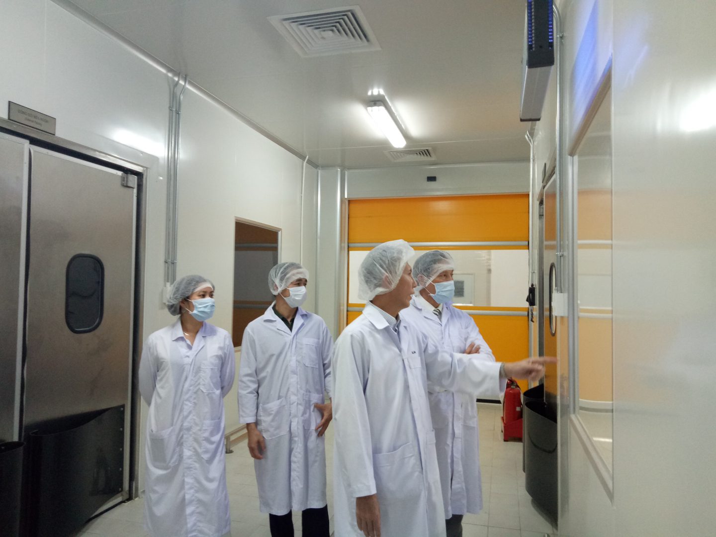 khách hàng tới thăm nhà máy Việt Hương